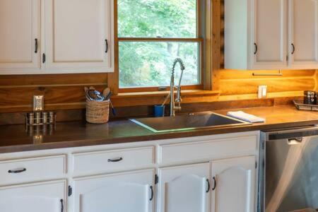 Cozy 2 Bedroom Cabin Nestled In Wooded Hideaway Monterey Extérieur photo